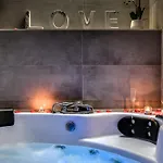 Le Bourget - Romantique Bed and Breakfast 3*
